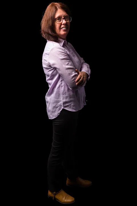 Retrato de corpo inteiro de Cláudia Silva